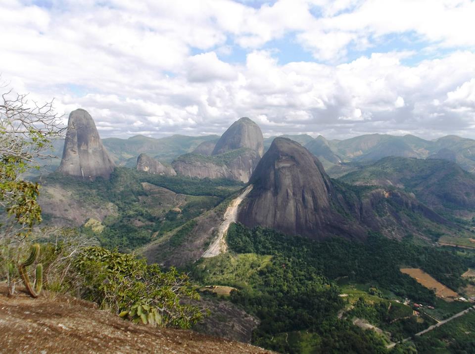Formações rochosas dos Pontões Capixabas entre vales verdes